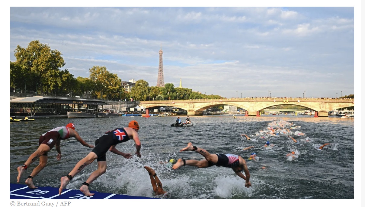 Swiming at the seine