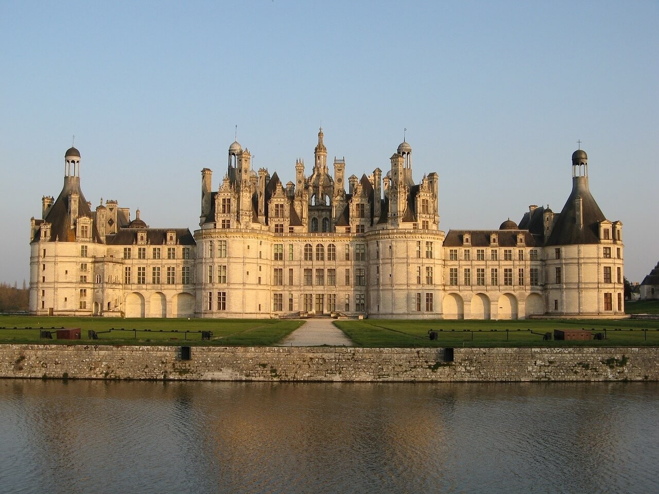 A Journey Through France's Castles: History, Architecture, and Legends of the Loire Valley